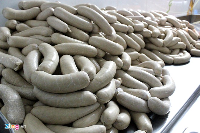 Vỏ x&uacute;c x&iacute;ch được l&agrave;m từ ruột heo, kh&ocirc;ng phải loại collagen như c&aacute;c loại x&uacute;c x&iacute;ch c&ocirc;ng nghiệp.