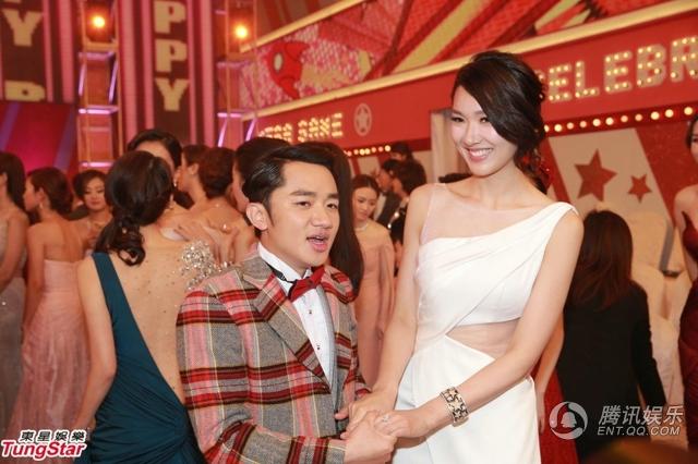 Cặp đ&ocirc;i lệch nhưng y&ecirc;u nhau nồng thắm