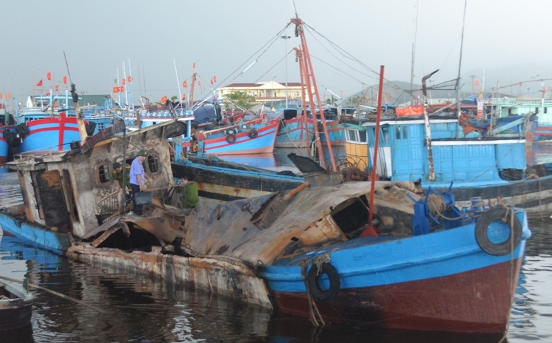 Lực lượng chức năng đang tiến h&agrave;nh kh&aacute;m nghiệm hiện trường, điều tra l&agrave;m r&otilde; vụ nổ t&agrave;u