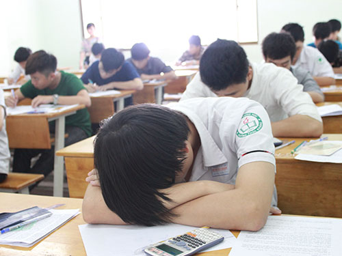 Một th&iacute; sinh gục đầu tr&ecirc;n b&agrave;n trong giờ thi tại một điểm thi của Trường ĐH C&ocirc;ng nghệ TP HCM Ảnh: HUY L&Acirc;N