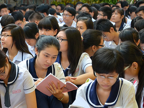Học sinh ôn bài trước giờ thi kỳ thi tốt nghiệp THPT 2014Ảnh: TẤN THẠNH
