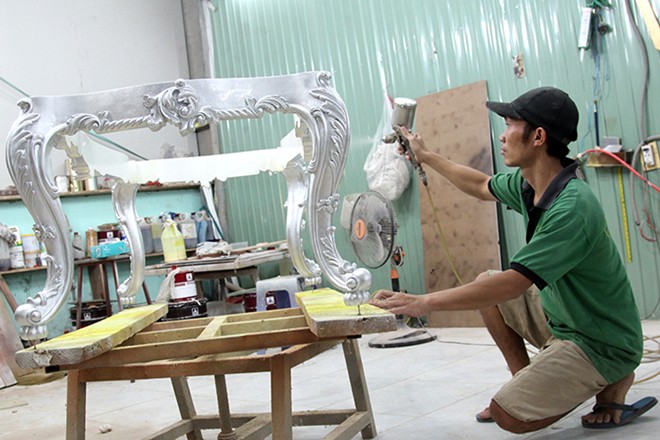 Một lớp sơn b&oacute;ng được phun l&ecirc;n để bảo vệ lớp v&agrave;ng mới d&aacute;t.