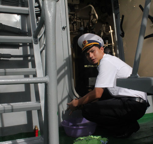 Kết th&uacute;c huấn luyện tr&ecirc;n biển, khi trở về cảng, c&aacute;c thủy thủ lại lau dọn th&acirc;n t&agrave;u sạch b&oacute;ng.