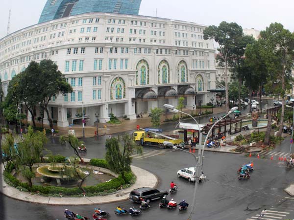 Đ&agrave;i phun nước v&agrave; những c&acirc;y liễu rũ ở v&ograve;ng xoay giao giữa đường L&ecirc; Lợi với Nguyễn Huệ cũng được th&aacute;o dỡ phục vụ thi c&ocirc;ng ga ngầm.