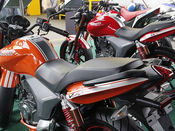 D&ograve;ng xe dưới Benelli dưới 175 cc VLM 150 được thiết kế thời trang v&agrave; mạnh mẽ. Ưu điểm tiết kiệm nhi&ecirc;n liệu, th&acirc;n thiện với m&ocirc;i trường.