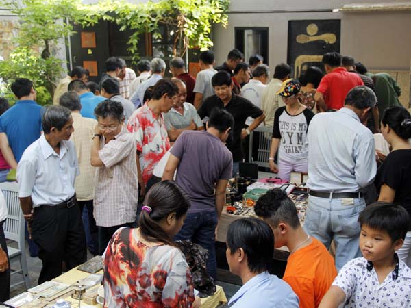 Rất đ&ocirc;ng người đến chợ dịp cuối tuần nhưng sự tin tưởng nhau ch&iacute;nh l&agrave; quy tắc bất th&agrave;nh văn tại đ&acirc;y, người b&aacute;n sẽ n&oacute;i thật về nguồn gốc của c&aacute;c m&oacute;n đồ.