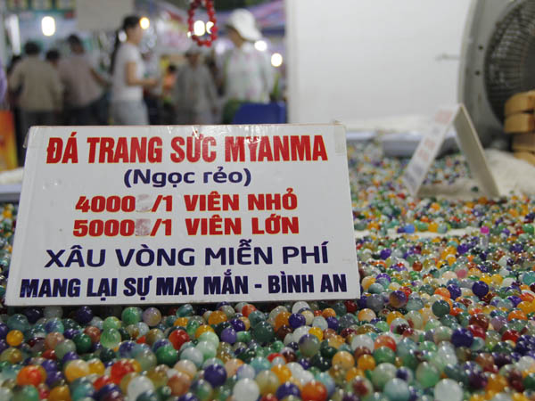 Những ng&agrave;y qua, nhờ lượng kh&aacute;ch đ&ocirc;ng n&ecirc;n b&aacute;n rất đắt h&agrave;ng với khoảng 100kg/ng&agrave;y. Kh&aacute;ch h&agrave;ng c&oacute; thể thoải m&aacute;i lựa chọn những vi&ecirc;n đ&aacute; m&igrave;nh th&iacute;ch bỏ l&ecirc;n khay, sau đ&oacute; sẽ được x&acirc;u v&ograve;ng miễn ph&iacute;, gi&aacute; 4.000 đồng/vi&ecirc;n nhỏ, 5.000 đồng/vi&ecirc;n lớn.