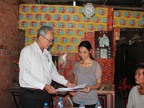 Ông Phạm Mạnh Tiến, Phó Chủ tịch Công đoàn Satra, trao quyết định tặng “Mái ấm CĐ” cho chị Minh