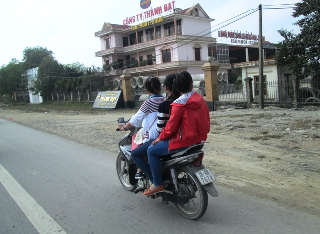 3 c&ocirc; g&aacute;i n&agrave;y đ&atilde; quay mặt đi khi biết c&oacute; người đang chụp ảnh.