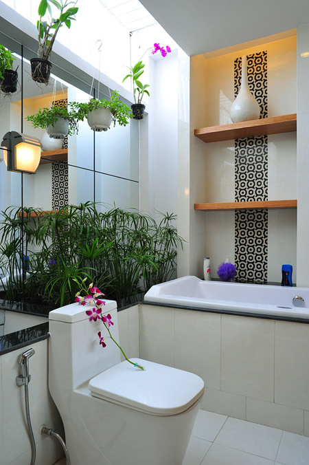 Kh&ocirc;ng gian ph&ograve;ng tắm - WC gọn g&agrave;ng, th&ocirc;ng tho&aacute;ng, c&oacute; &aacute;nh s&aacute;ng tự nhi&ecirc;n.