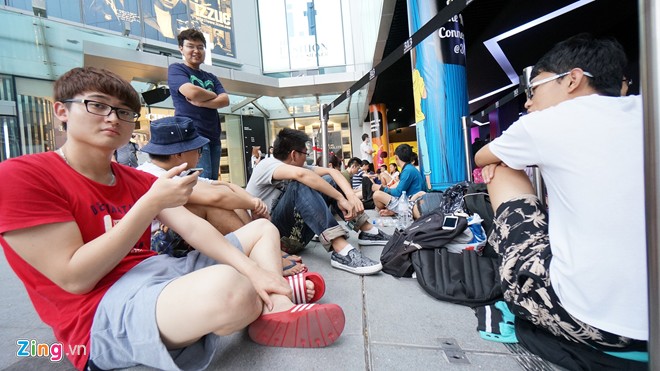 Người Việt ăn ngủ vạ vật chờ mua iPhone 6 ở Singapore