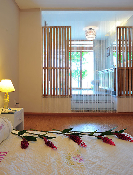 WC trước đây bị mặc định là nơi ẩm thấp, cần xây xa nơi ngủ nghỉ hoặc phải thật kín. Tuy nhiên, nhiều gia chủ hiện nay muốn đây là nơi thư giãn tiện nghi sau một ngày làm việc vất vả. KTS đã đưa ra giải pháp bố trí WC ở mặt tiền (tầng 2, tầng 3) với không gian rộng, hệ thống xử lý mùi tốt khiến chủ nhà hoàn toàn hài lòng. Hệ lam gỗ, mành rèm nhẹ nhàng giúp phân chia không gian nhưng không làm phòng ngủ bị tối.