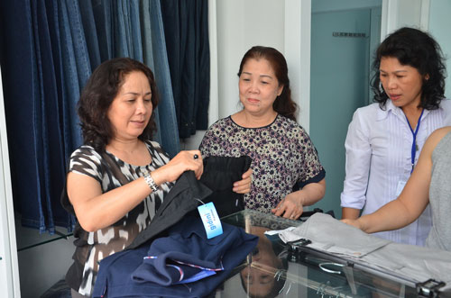 Kh&aacute;ch h&agrave;ng mua sản phẩm tại cửa h&agrave;ng của Tổng C&ocirc;ng ty Dệt may Gia Định Ảnh: TẤN THẠNH