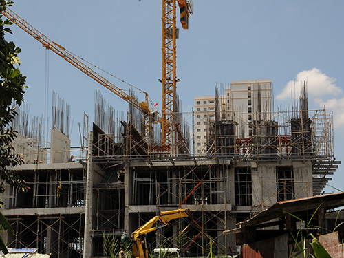 Một chung cư đang được x&acirc;y dựng tại quận 2, TP HCM Ảnh: H&Ocirc;̀NG THÚY