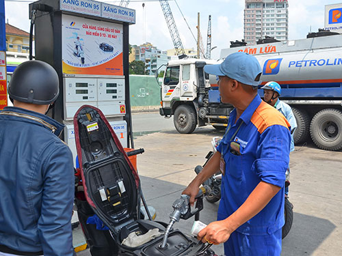 Giá xăng cao vì thuế
