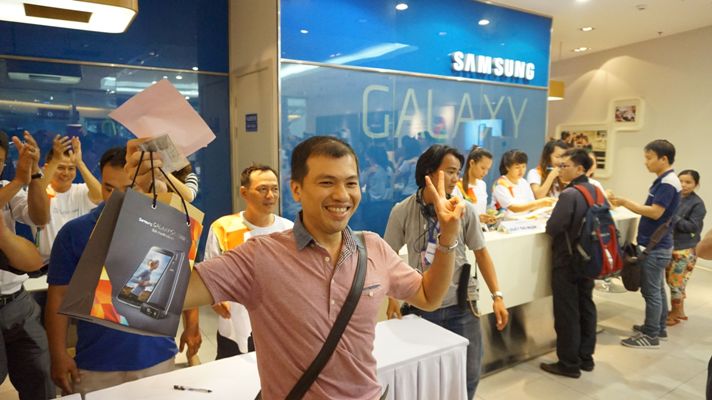 Anh Nguyễn Văn Hậu là người đầu tiên mua được hàng
