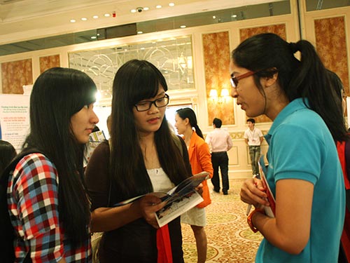 C&aacute;c bạn trẻ t&igrave;m hiểu kinh nghiệm du học &Uacute;cẢnh: QUỐC QUANG