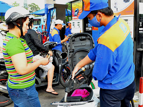 Giá xăng dầu giảm chỉ ảnh hưởng đến thu ngân sách, còn nhiều thành phần kinh tế khác đều có lợi
Ảnh: TẤN THẠNH