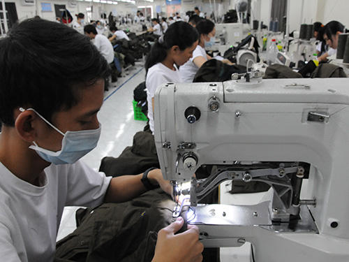Dù xuất khẩu với kim ngạch rất lớn nhưng ngành dệt may vẫn đang nhập khẩu 70%-80% nguyên phụ liệu
Ảnh: HỒNG THÚY