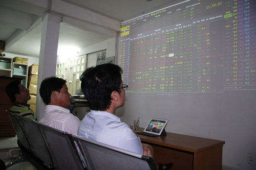 &Aacute;p lực &ldquo;chạy&rdquo; margin khiến nh&agrave; đầu tư b&aacute;n mạnh cổ phiếu OGC trong chiều 27-10 Ảnh: HO&Agrave;NG TRIỀU