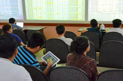 Đứt tay vì “bắt dao rơi”