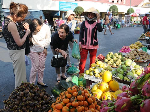 Khách hàng mua sắm trong những ngày đầu năm tại chợ Bến Thành Ảnh: HỒNG THÚY
