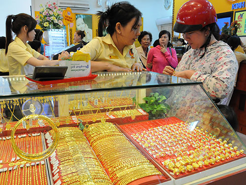 Mua bán vàng tại một cửa hàng ở TP HCM Ảnh: HỒNG THÚY