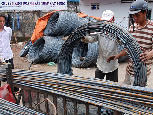 Tám tháng đầu năm, Việt Nam phải bỏ ra 2,3 tỉ USD để nhập khẩu sắt thép từ Trung Quốc, trong khi
hàng sản xuất trong nước tồn kho không bán được Ảnh: TẤN THẠNH