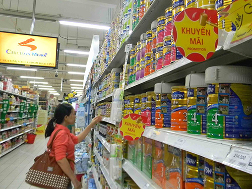 Chậm nhất đến ngày 21-6, người tiêu dùng sẽ được mua sữa theo đúng giá Bộ Tài chính quy định Ảnh: NGỌC ÁNH