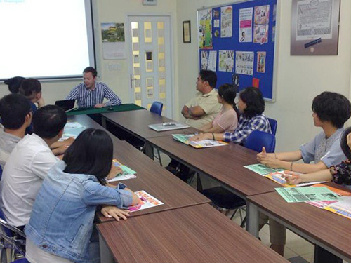 Đại diện ĐH Stenden (Hà Lan) trao đổi thông tin với học sinh Việt Nam về du học Hà Lan tại Việt Nam Hợp Điểm tháng 4-2014
Ảnh: Hợp Điểm