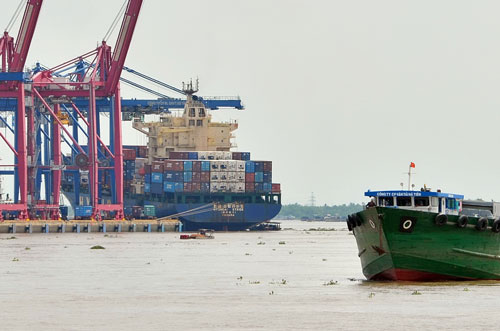 Hãng tàu thu phí vô tội vạ