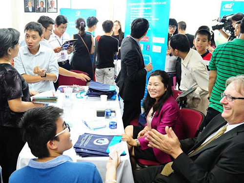Triển l&atilde;m c&aacute;c chương tr&igrave;nh li&ecirc;n kết đ&agrave;o tạo Việt - Mỹ tổ chức v&agrave;o th&aacute;ng 5-2014 Ảnh: ĐẶNG TRINH