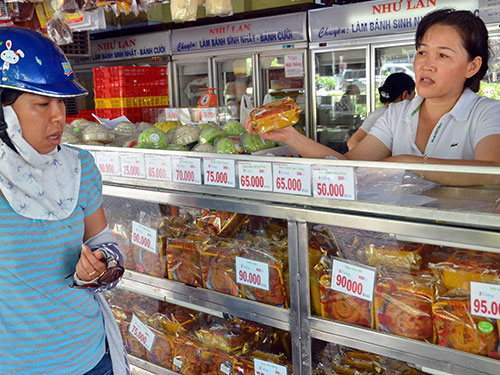 Kh&aacute;ch mua b&aacute;nh trung thu tại cửa h&agrave;ng b&aacute;nh Như Lan Ảnh: Tấn Thạnh