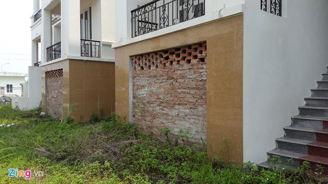 Nơi sẽ l&agrave; gara để &ocirc; t&ocirc; phải bịt tạm bằng gạch m&agrave; chưa lắp cửa.