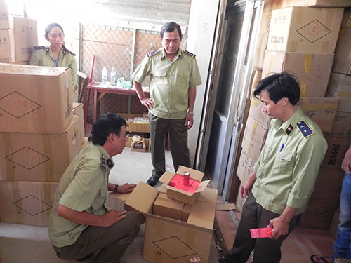 Lực lượng QLTT TP HCM xử l&yacute; một vụ nhập lậu mỹ phẩm từ Trung Quốc với số lượng lớn