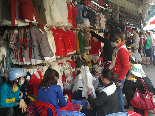 Hơn 10 giờ ng&agrave;y 29-9, nhiều quầy sạp ở chợ T&acirc;n B&igrave;nh mới mở cửa kinh doanh
