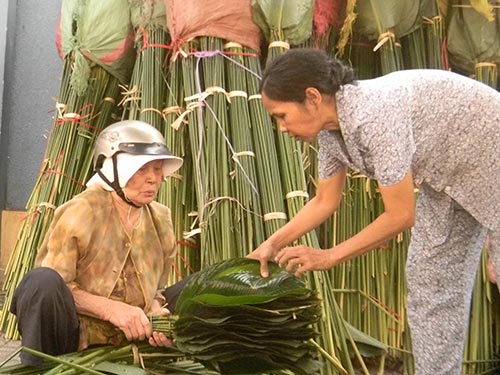 Chợ lá dong mở sớm, đắt hàng