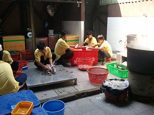 Giết mổ gia cầm lậu trong nhà hàng