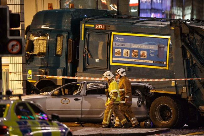 Chiếc xe r&aacute;c mất l&aacute;i lao l&ecirc;n vỉa h&egrave;. Ảnh: Reuters