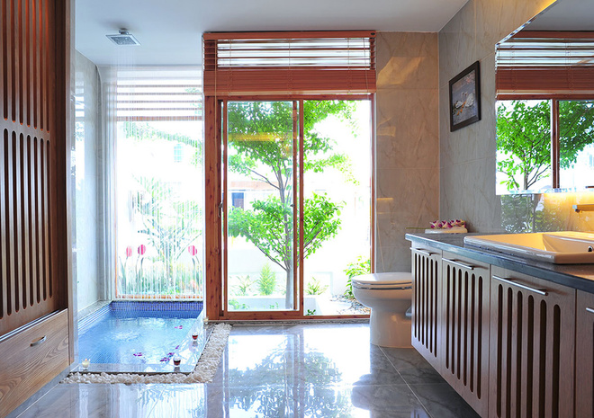 Khi không sử dụng khu WC, bạn có thể kéo rèm, mở cửa để cảm nhận được màu xanh mát của khu vườn bên ngoài.