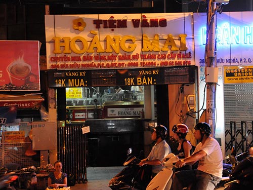 Sau vụ bắt mua bán ngoại tệ trái phép: Nơi sợ, nơi liều