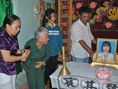 Trao trả xương cốt cho gia đình nạn nhân