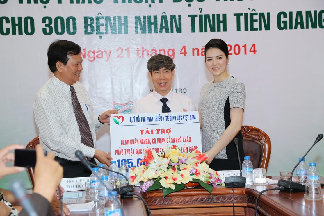 L&yacute; Nh&atilde; Kỳ tại buổi ph&acirc;̃u thu&acirc;̣t đục thủy tinh th&ecirc;̉ cho 300 bệnh nh&acirc;n tại tỉnh Tiền Giang mới đ&acirc;y.