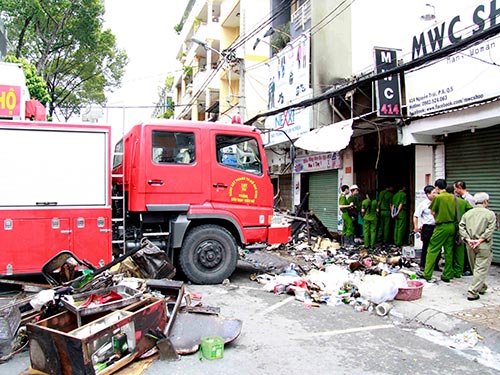 Nhiễm độc CO cấp tính thường gây tử vong trong các vụ hỏa hoạn. Trong ảnh là vụ cháy rạng sáng 16-9 trên đường Nguyễn Trãi, phường 8, quận 5, TP HCM làm 7 người thiệt mạngẢnh: HOÀNG TRIỀU
