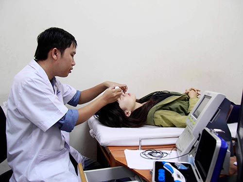 Dùng thuốc nhỏ mắt không hề dễ