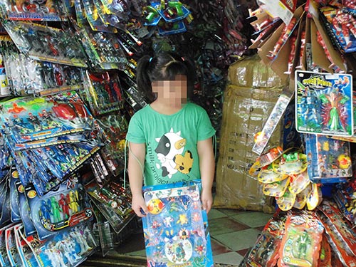 
	Đủ loại đồ chơi trẻ em được b&agrave;y b&aacute;n ở một cửa hiệu tại TP HCM Ảnh: TẤN THẠNH