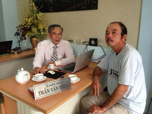&Ocirc;ng Trương B&aacute; Nh&agrave;n (phải) v&agrave; luật sư Trần Văn Hiếu, Văn ph&ograve;ng Luật sư Người Ngh&egrave;o (TP HCM) Ảnh: THANH HIẾU