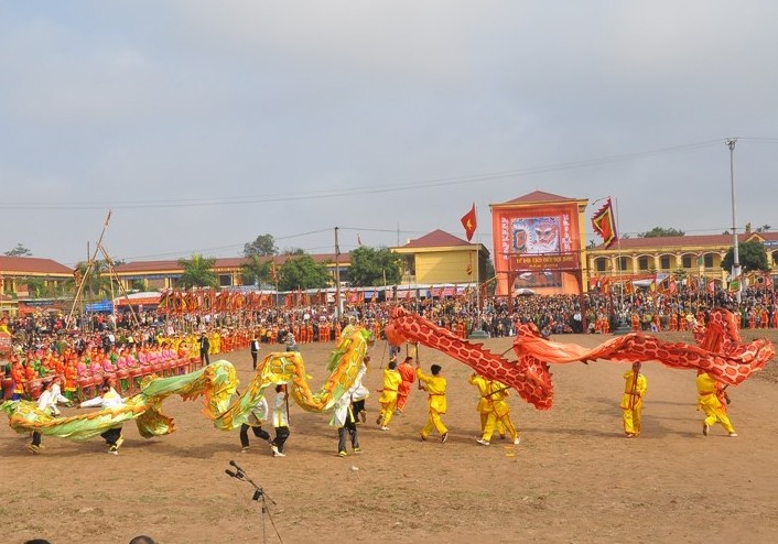 Đ&acirc;y l&agrave; lần thứ 6, h&igrave;nh ảnh vua L&ecirc; Đại H&agrave;nh được t&aacute;i hiện tại lễ hội Tịch Điền ở H&agrave; Nam.