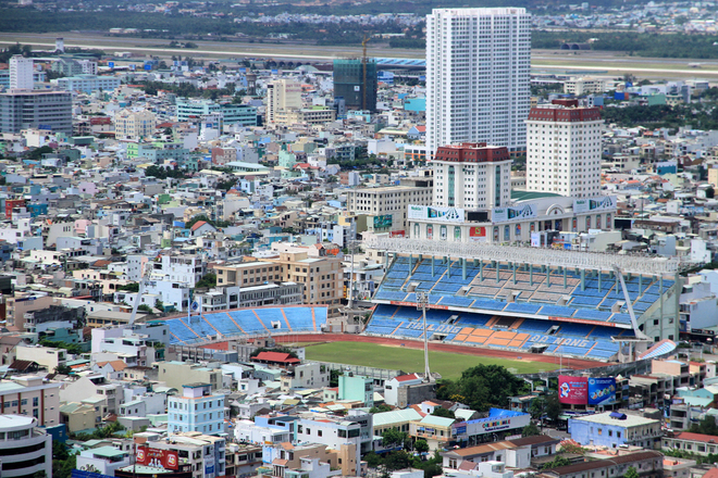 Năm 2010, s&acirc;n vận động Chi Lăng với diện t&iacute;ch hơn 6ha cũng được th&agrave;nh phố giao cho tập đo&agrave;n Thi&ecirc;n Thanh x&acirc;y dựng khu phức hợp, thương mại, tổng kinh ph&iacute; đầu tư l&ecirc;n đến gần 1 tỷ USD nhưng đến nay vẫn đang treo. Đ&acirc;y l&agrave; mảnh đất kim cương khi c&oacute; đến 4 mặt tiền giữa trung t&acirc;m th&agrave;nh phố Đ&agrave; Nẵng, gồm đường L&ecirc; Duẩn - H&ugrave;ng Vương - Ng&ocirc; Gia Tự - Chi Lăng.