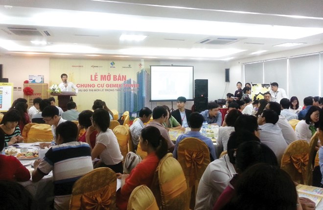 Thị trường s&ocirc;i động trở lại, m&ocirc;i giới b&aacute;n bất động sản lại trở th&agrave;nh một nghề hấp dẫn - Ảnh: Nguy&ecirc;n Minh